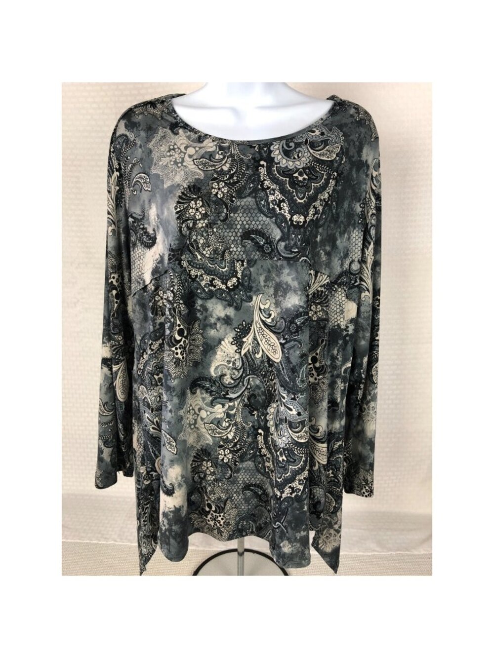 N Nook Top Women Size L Gray Black White Paisley Round Neckline Long Sleeves